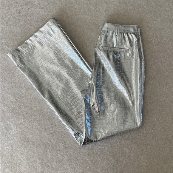 Avec Les Filles Women's Silver Croc Embossed Flare Leg Pants
Size 4 NWT - Picture 5 of 10